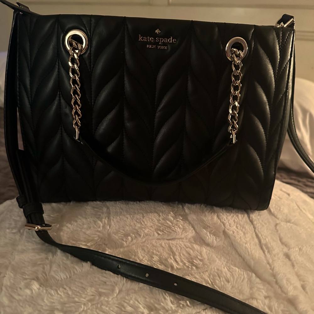 Like new only used a few times .. classy bag ❤️ smoke free home